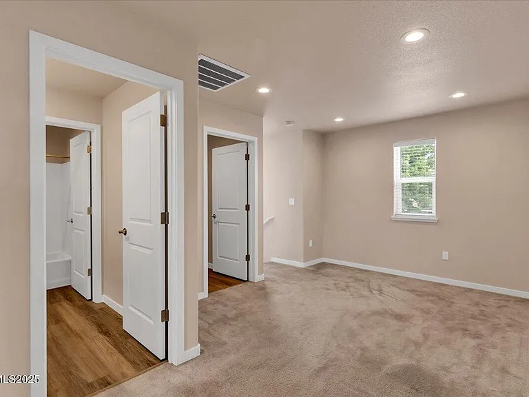 916 Garden Ct — Photo 32