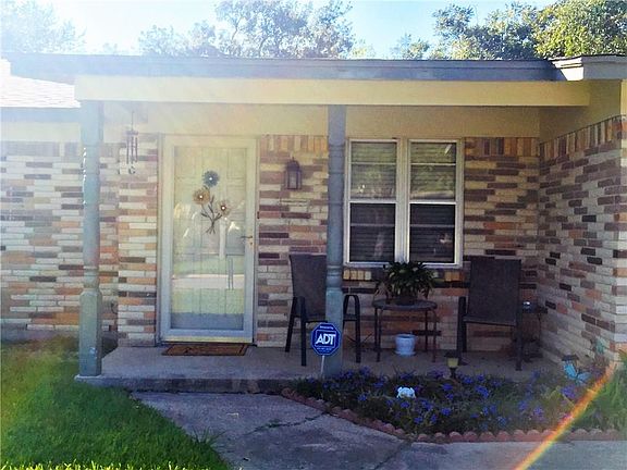 2nd image of 525 Livingston Dr