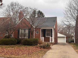 1992 Hawthorne Rd, Grosse Pointe Woods, MI 48236