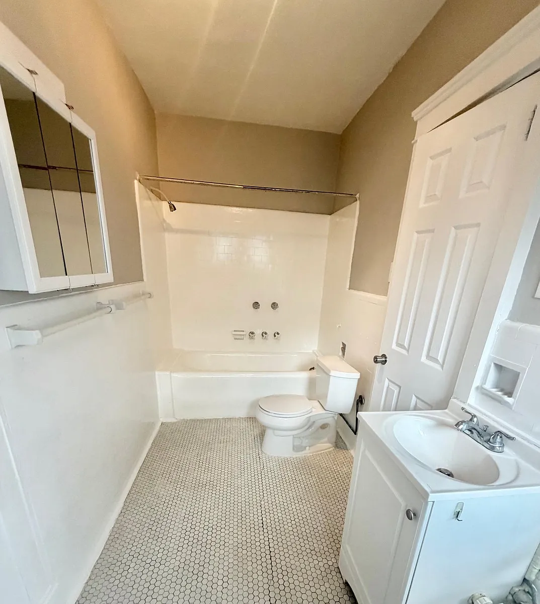 Building Photo - 512 Whitney Ave #2A