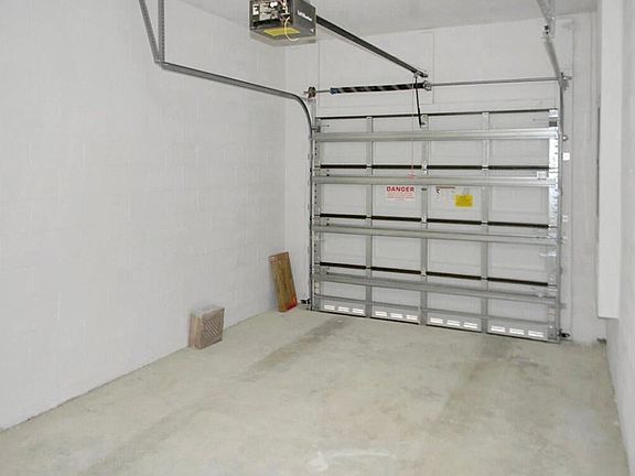 3rd image of 4232 N Dixie Hwy #119