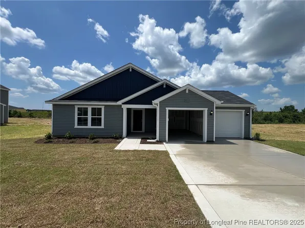 951 Sapphire Stone Ln, Hope Mills, NC 28348