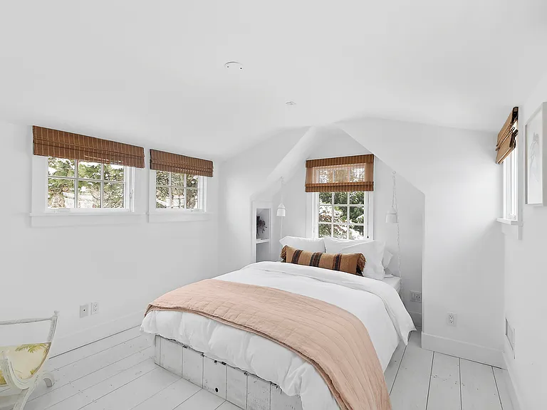 10 Hampton Ln — Photo 16