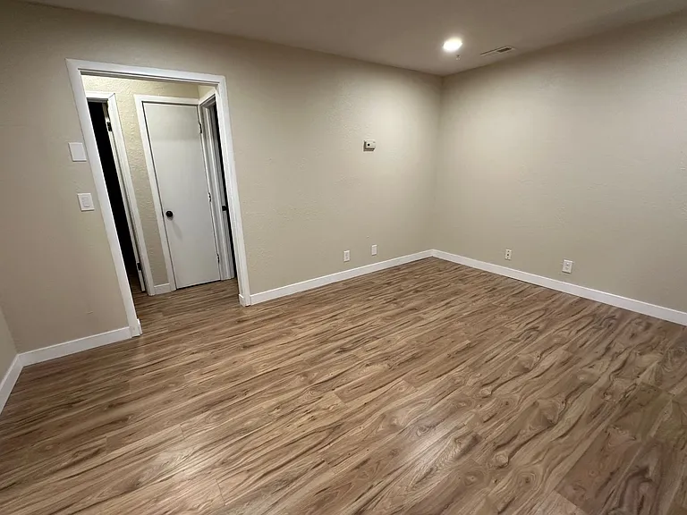 225 E Louise Ave — Photo 4