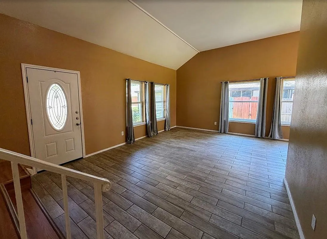 3 bed, 2.5 bath, $2,200 — Photo 4