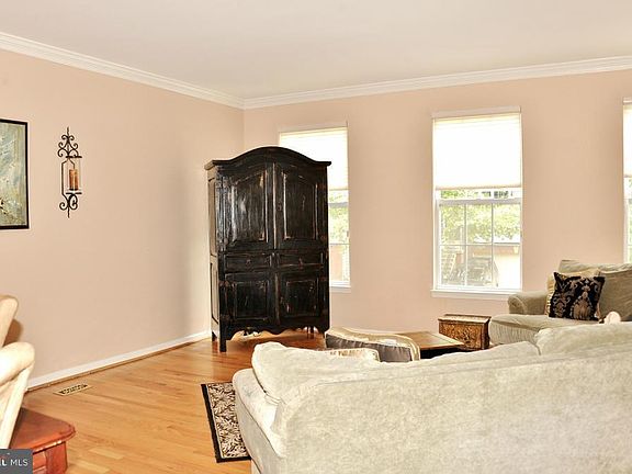 3rd image of 5301 Jesmond St