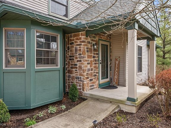 2nd image of 813 Hampton Ct