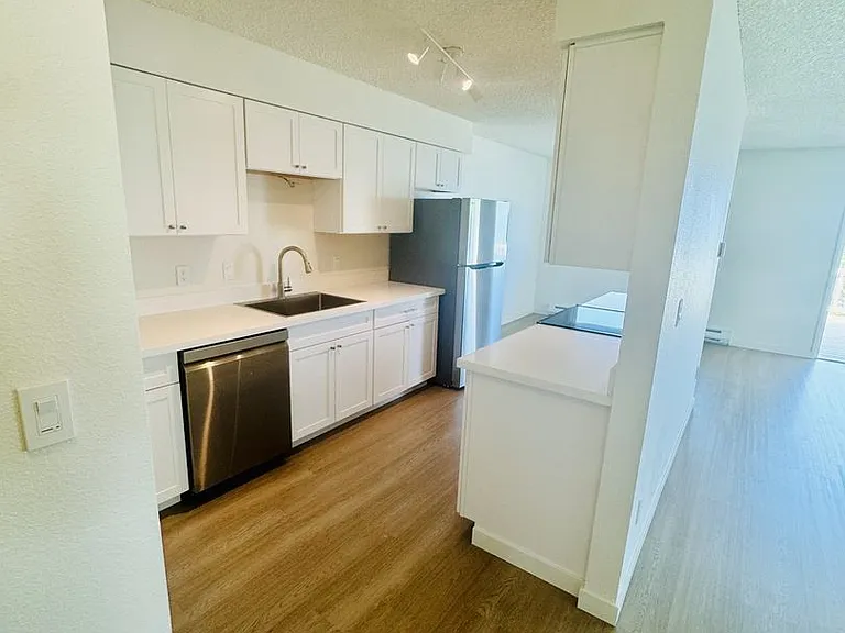 490 S State St — Photo 3