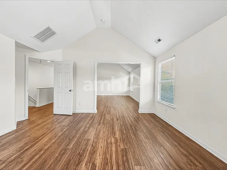 1010 Golden Crest Dr — Photo 14