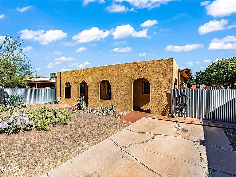 3 bed, 1098 sqft, $2,100 — Photo 1