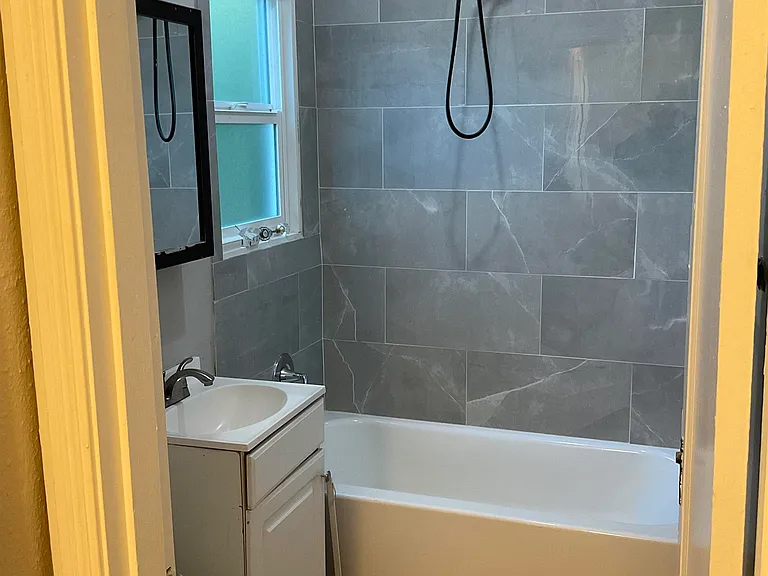 618 W 7th St #8 — Photo 9