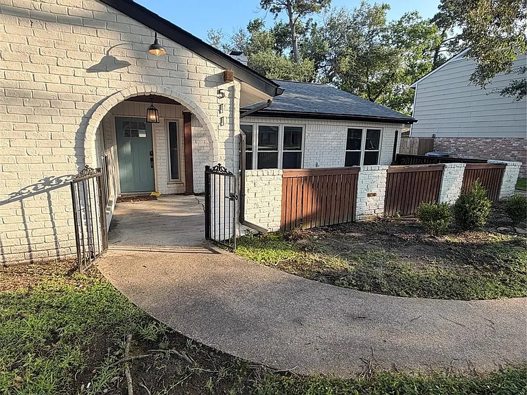 511 Rosewood Dr — Photo 1