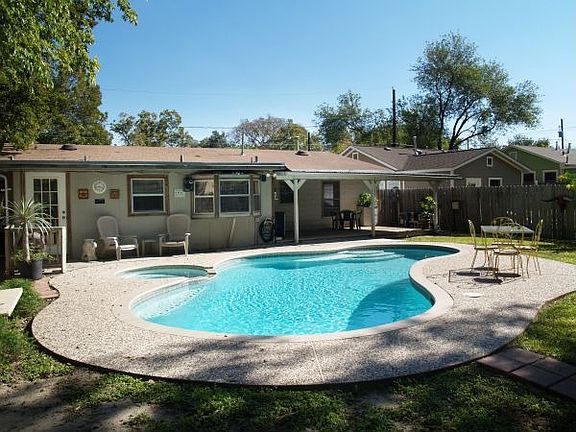 Great Yard and Covered Patio!