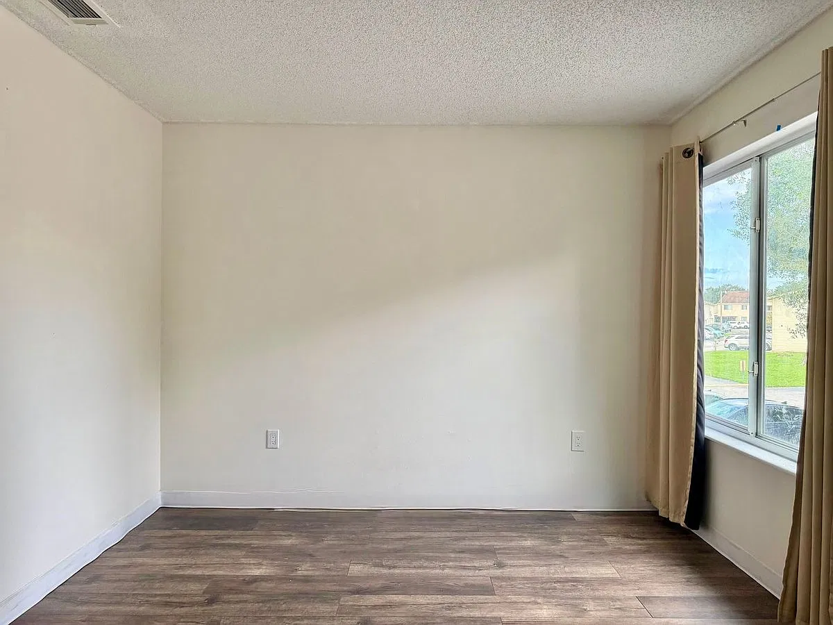 1121 Spring Meadow Dr — Photo 3
