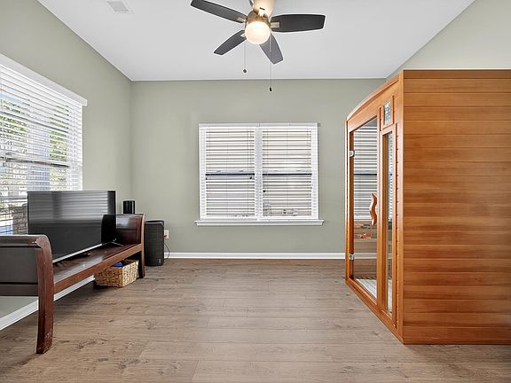 4th image of 125 Chesterton Dr
