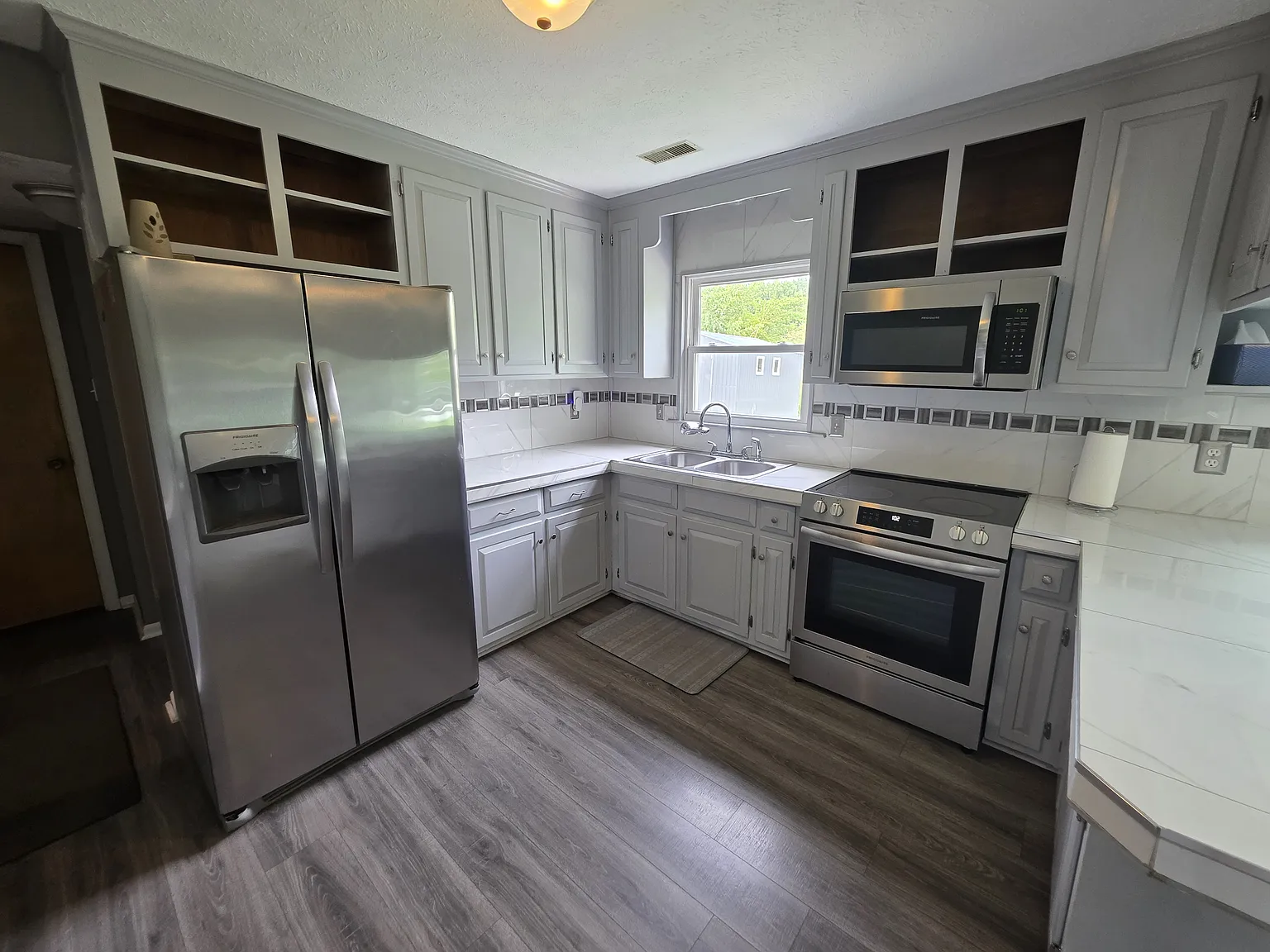 3 bed, 2.5 bath, 1632 sqft, $2,400 — Photo 3