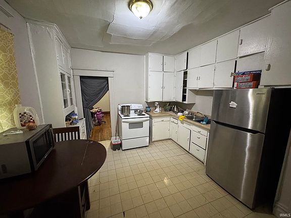 4th image of 2927 Broadway