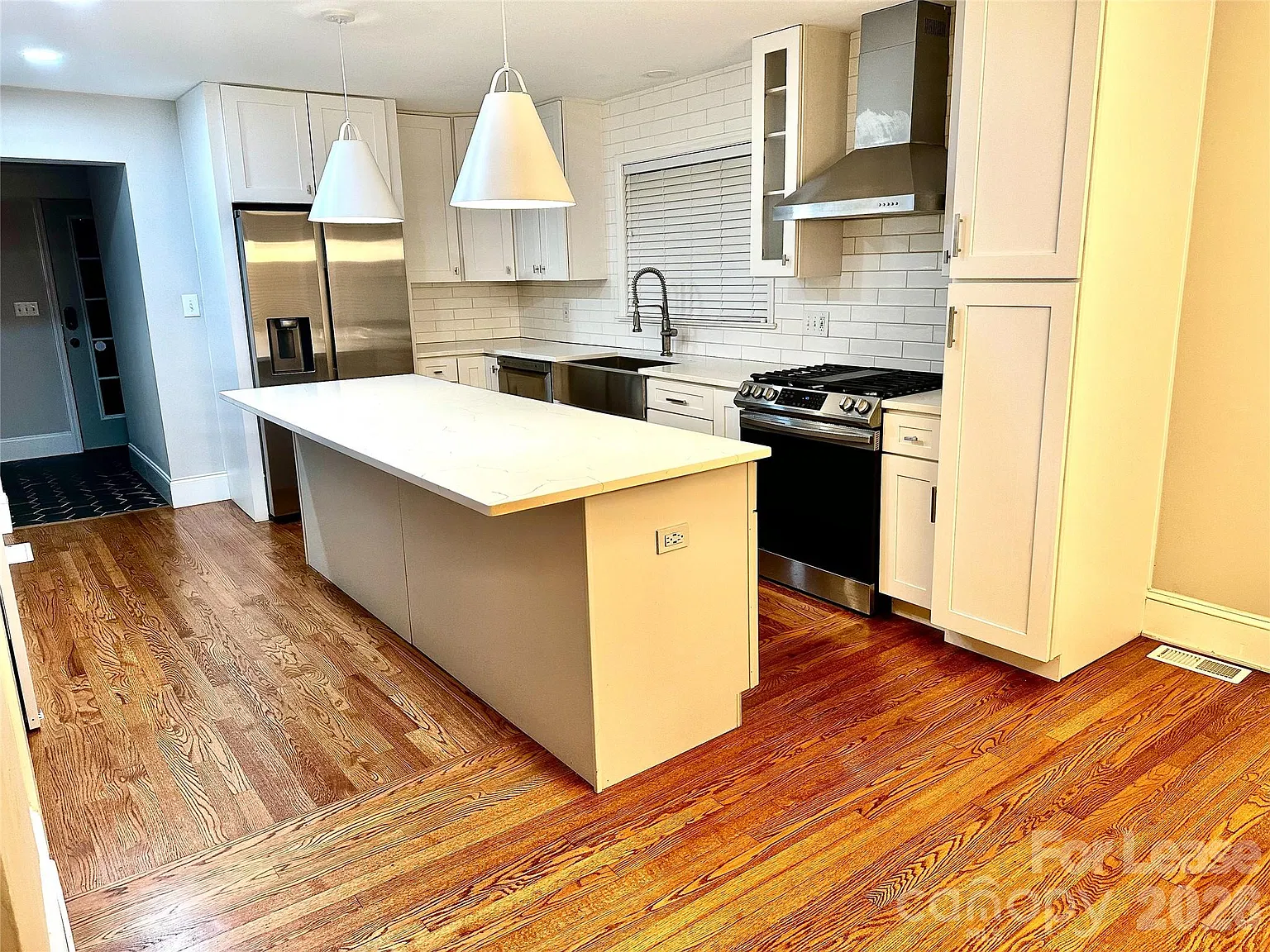 3 bed, 1.5 bath, 1243 sqft, $2,600 — Photo 2