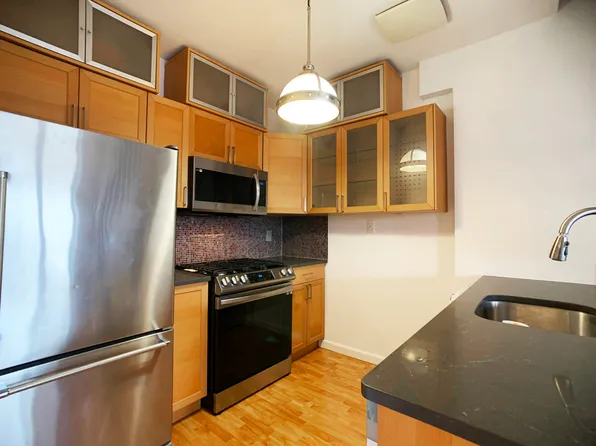 893 Myrtle Avenue image 6 of 23