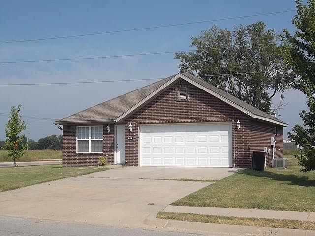 1st image of 803 Meadowlands Dr