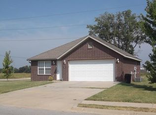 803 Meadowlands Dr, Centerton, AR 72719