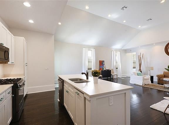 3rd image of 2600 Valence St