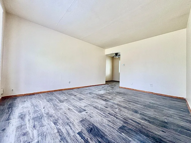 2530 Pleasant St — Photo 2