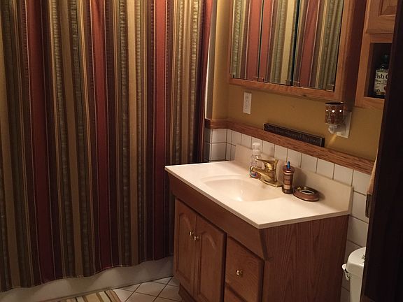 Upstairs bathroom w/jet tub