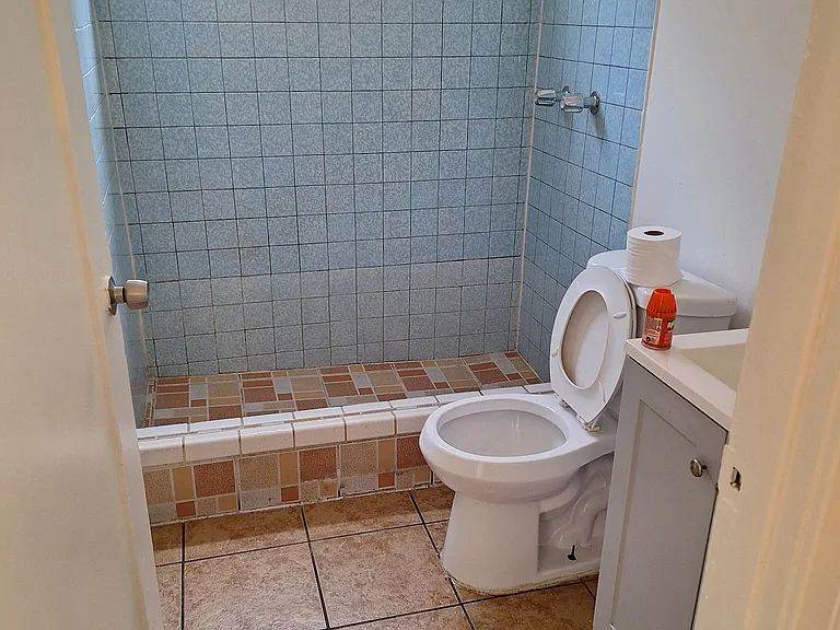 1435 W 51st St #1 — Photo 6