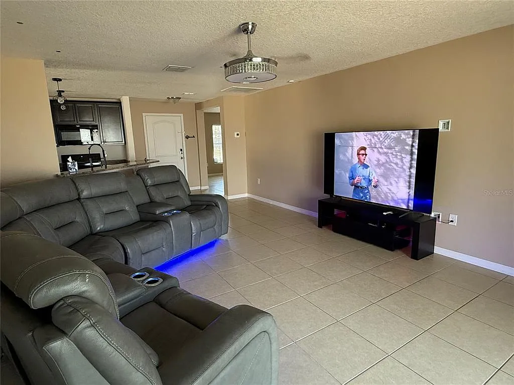 3 bed, 2.0 bath, 1550 sqft, $2,200 — Photo 4