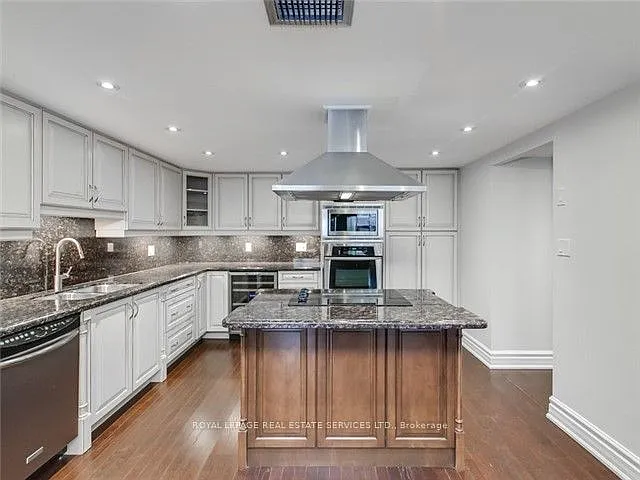 71 Charles St E #Penthouse 1605 — Photo 12