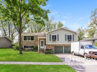 7924 Oakview Ln, Woodridge, IL 60517