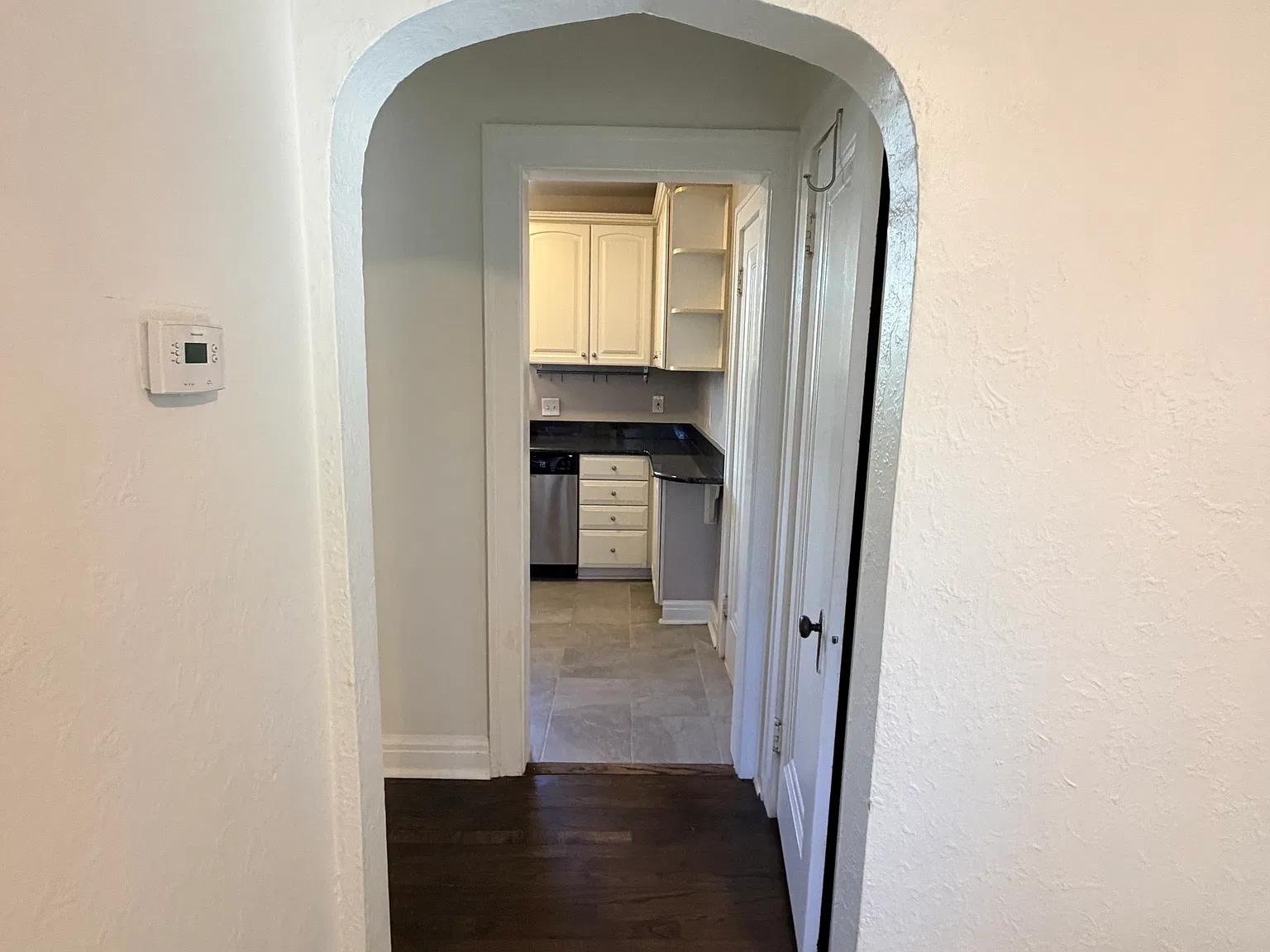 2 bed, 872 sqft, $1,900 — Photo 4
