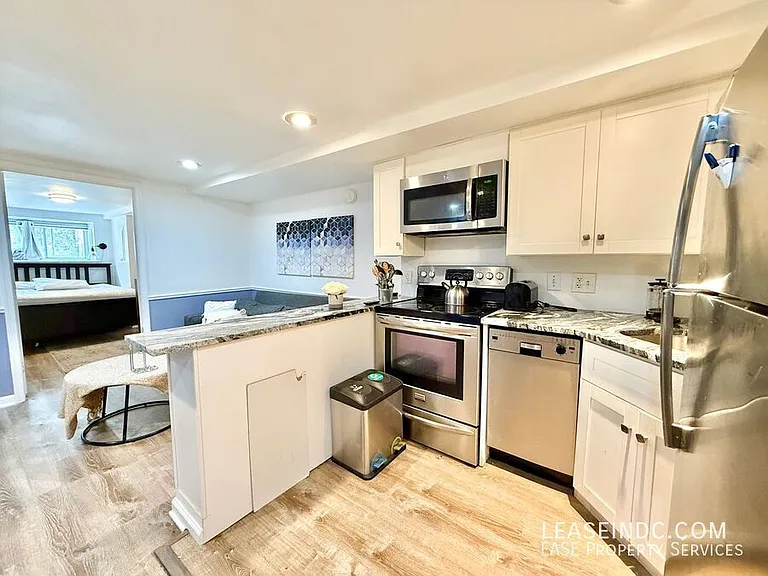 127 Adams St NW #B — Photo 6