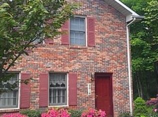 2016 Williamsburg Sq, Johnson City, TN 37604