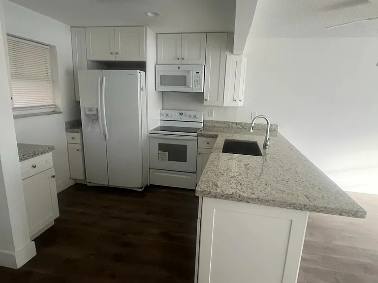 300 NE 125th St #205 — Photo 4