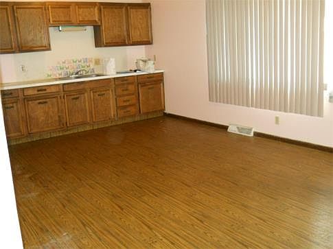 4th image of 404 W Oak St