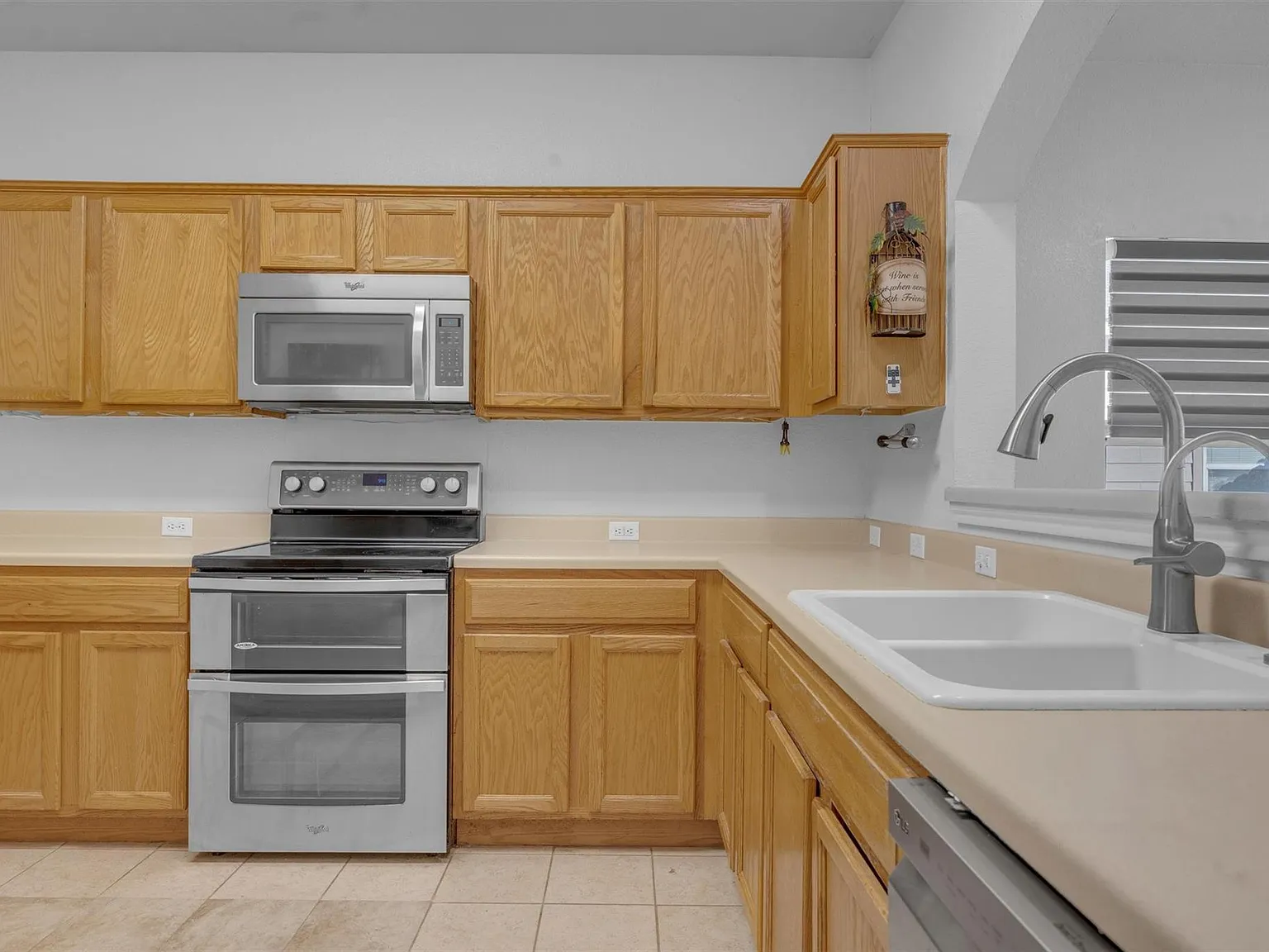 4 bed, 2.0 bath, 6011 sqft, $780 — Photo 3