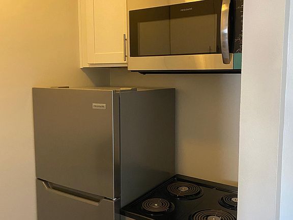 4th image of 1433 Yale St #B1