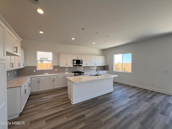 3rd image of 785 Skyview Dr