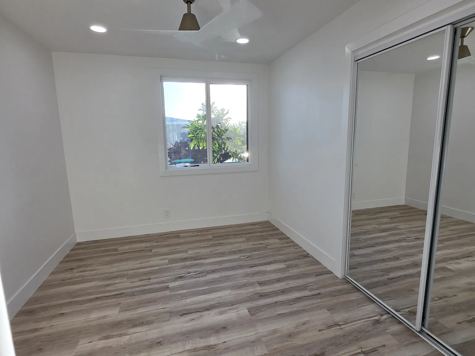 3 bed, 1052 sqft, $3,600 — Photo 2