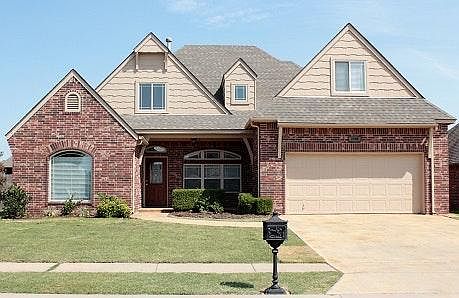 Enjoy this quiet neighborhood with park, splash pad!