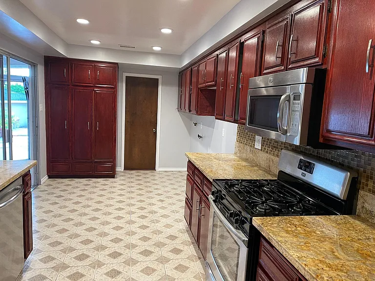 1085 Riviera Dr — Photo 43
