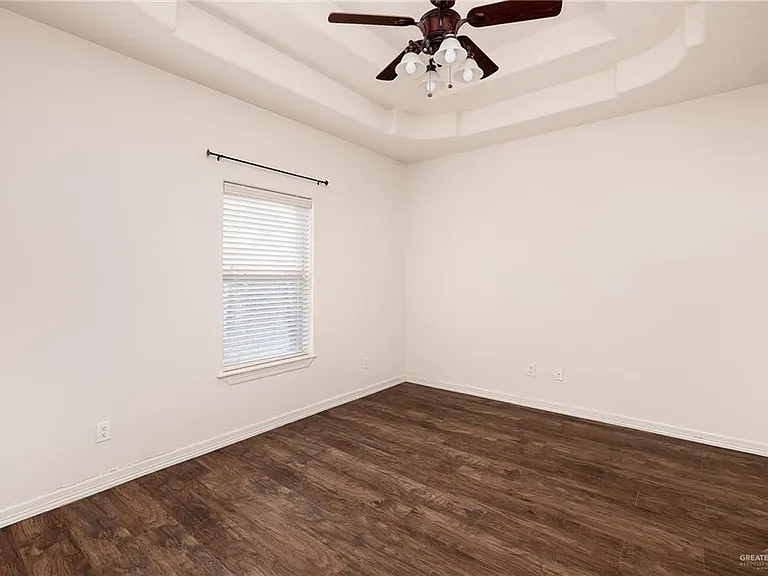 402 Hackberry Ave — Photo 9
