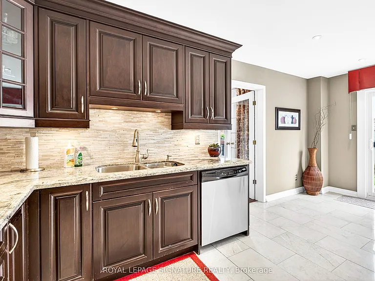 566 Huntington Ridge Dr — Photo 9