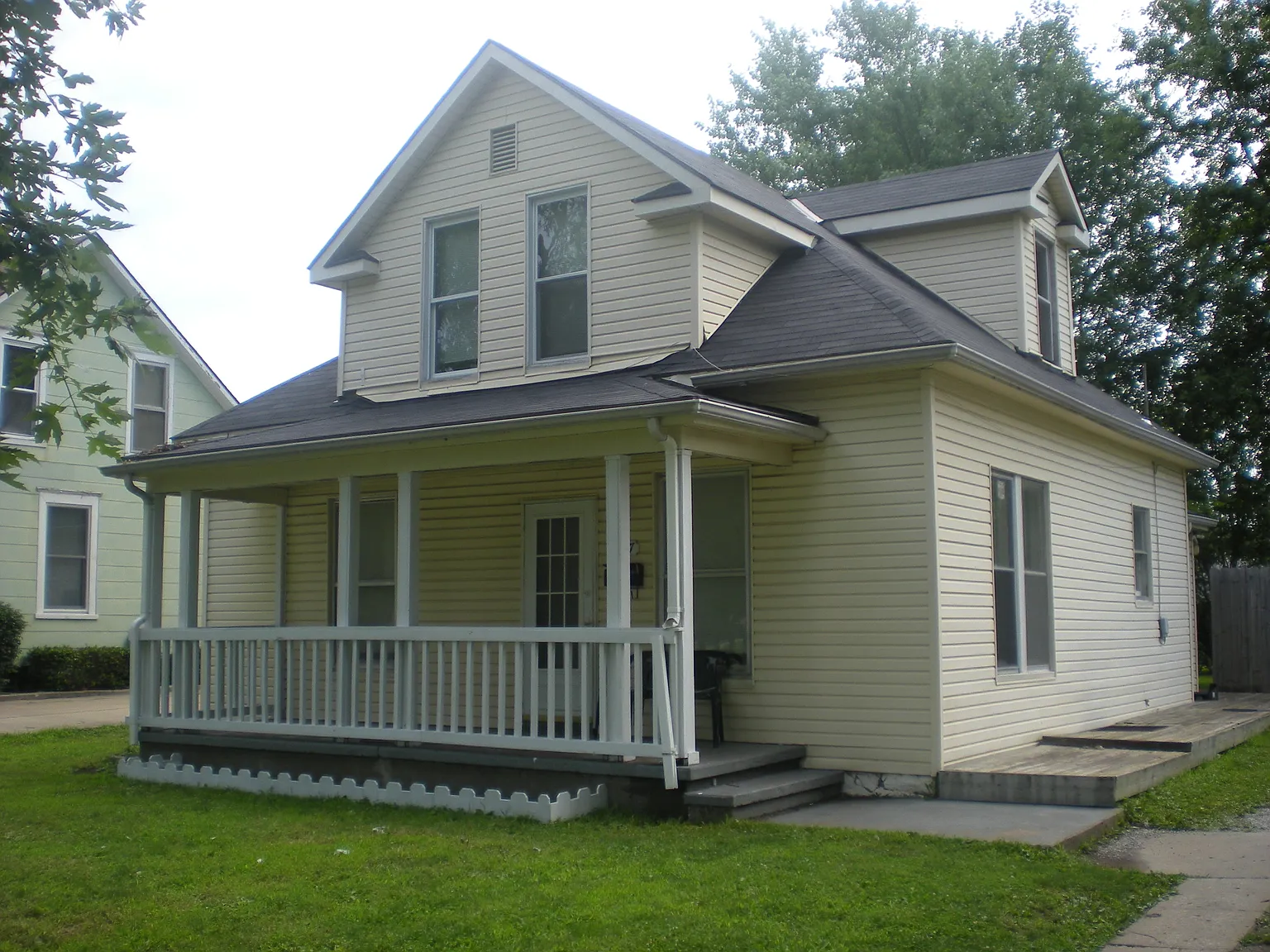 3 bed, 1.5 bath, 1494 sqft, $1,375 — Photo 1