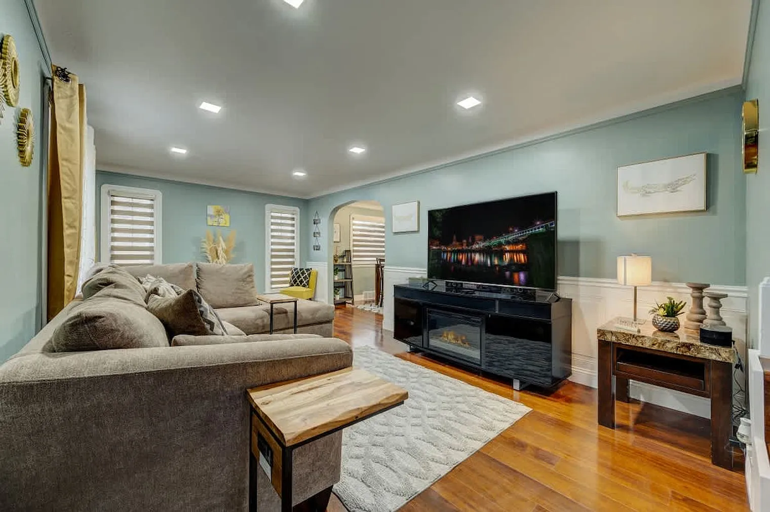 2 bed, 1.0 bath, 1388 sqft, $2,730 — Photo 1