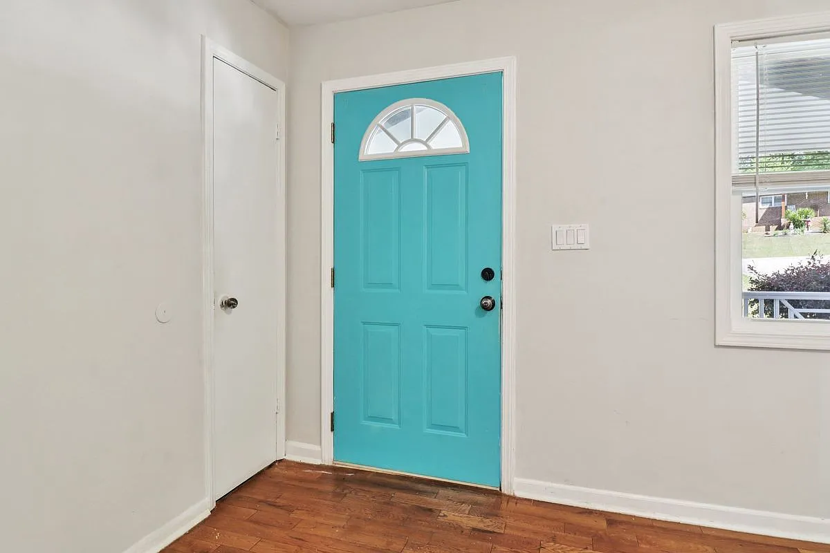 3 bed, 2.0 bath, 2026 sqft, $1,750 — Photo 2