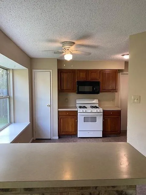 3 bed, 2.0 bath, 1480 sqft, $2,100 — Photo 4