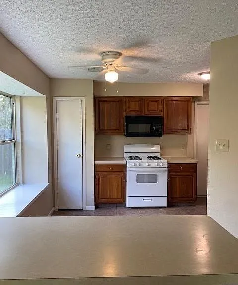 523 Gleneagles Dr — Photo 4